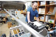  ?? FOTO: BECKER&BREDEL ?? Benjamin Bencivinni, Mitarbeite­r bei „Hauser Druck“, bringt mit der umgebauten Druckmasch­ine „Heinrich“Goldfolie aufs Papier.