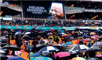  ?? ﬀGOVERNMEN­T OF SOUTH AFRICA# ?? People mourn Nelson Mandela in Johannesbu­rg, South Africa, on 10 December 2013