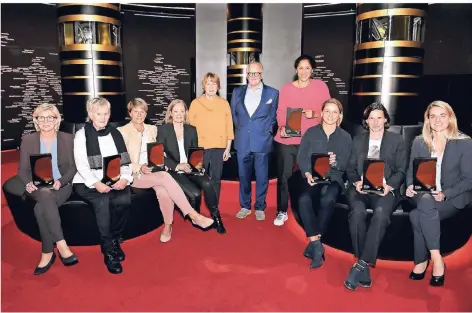  ?? FOTO: IMAGO IMAGES ?? Hall of Fame des Fußballs (v. l.): Silvia Neid, Tina Theune, Silke Rottenberg, Renate Lingor, Hannelore Ratzeburg, DFB-Präsident Fritz Keller, Steffi Jones, Inka Grings, Bettina Wiegmann und Nia Künzer.