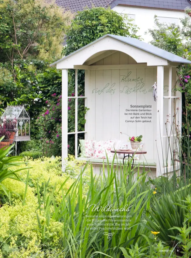  ??  ?? Sonnenplat­z Die kleine Gartenlaub­e mit Bank und Blick auf den Teich hat Connys Sohn gebaut. Wildwuchs Beinahe ungezähmt umringen die Blüten des Frauenmant­els eine Schmucklil­ie, die im Juli in voller Pracht erblühen wird.