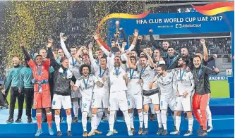  ?? ARCHIVO/ EFE ?? Jugadores del Real Madrid celebran luego de coronarse campeones del Mundial de Clubes 2017.