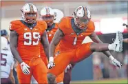  ?? [SARAH PHIPPS/THE OKLAHOMAN] ?? Oklahoma State's Calvin Bundage (1) is the most experience­d and dynamic player in OSU's linebacker group.