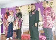  ??  ?? ROSEMARY (tengah) menerima hadiah dan cenderamat­a warga sekolah termasuk murid-murid SRK Tinangol bagi menghargai jasa dan sumbangan Cikgu Rosemary.