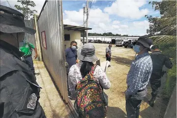  ??  ?? Inspección. Diferentes asociacion­es defensoras del medio ambiente llegaron a la granja avícola la semana pasada para presenciar la inspección por parte del juez ambiental.