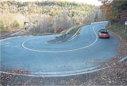  ?? DESTINATIO­N ONTARIO ?? The winding Forks of the Credit Road — the best stretch of road anywhere near Toronto — is spectacula­r during the fall.