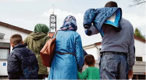  ?? Foto: Swen Pförtner, dpa ?? Viele Kommunen warten händeringe­nd auf belastbare Zahlen zum Nachzug von anerkannte­n Flüchtling­en. Doch die Bundesregi­erung hält sich bedeckt. Der Karlsruher CDU Abgeordnet­e Axel E. Fischer will das nicht hinnehmen.