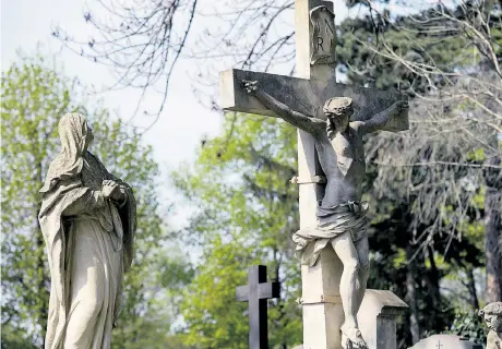  ?? Foto: APA / Roland Schlager ?? Gläubige Christen gedenken am Freitag vor Ostern des Todes von Jesus Christus. Ob an diesem Tag alle Arbeitnehm­er frei haben sollen, darüber entscheide­t nun der Europäisch­e Gerichtsho­f in Luxemburg.