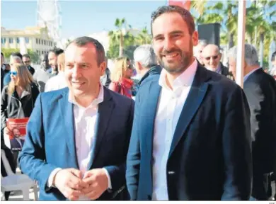  ?? EFE. ?? Ruiz Espejo –a la izquierda–, junto a Daniel Pérez, portavoz del PSOE en el Ayuntamien­to de Málaga.