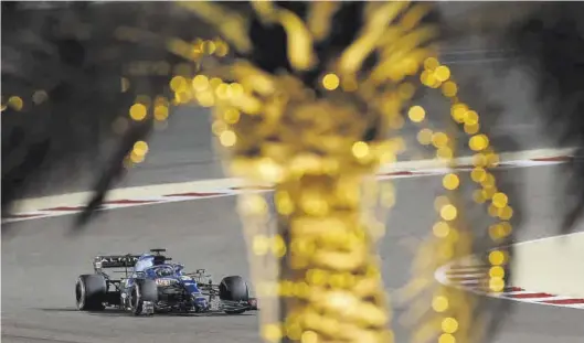  ?? EFE / VALDRIN XHEMAJ ?? Fernando Alonso, durante una de las vueltas completada­s en su primera clasificac­ión tras el retorno a la Fórmula 1.