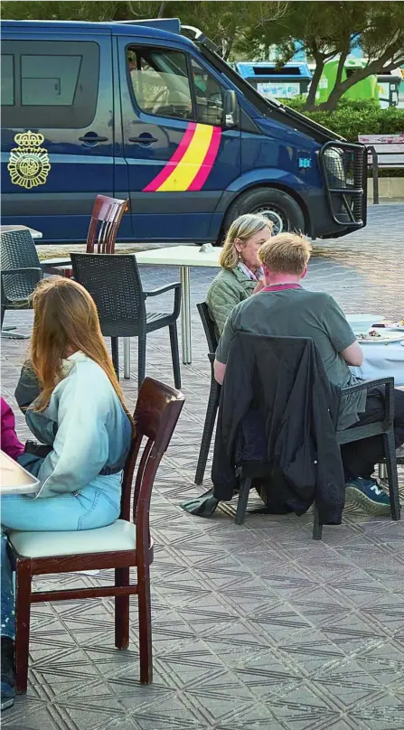  ?? ALBERTO R. ROLDÁN ?? En la imagen, un furgón policial frente a una terraza en la playa de la Malvarrosa (Valencia)