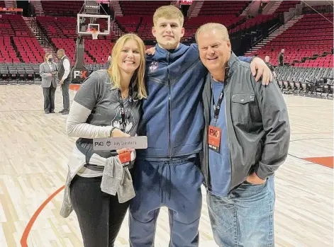  ?? Contribute­d photo/Calcaterra family ?? UConn men's basketball grad transfer guard Joey Calcaterra, center, flanked by his mom, Wendy, and father, Rich, at the PK Invitation­al in November.