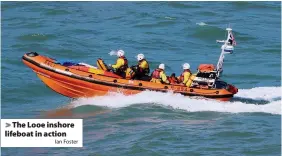  ?? Ian Foster ?? > The Looe inshore lifeboat in action