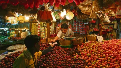  ?? RAFFY LERMA ?? LOWERPURCH­ASING POWER A customer buys vegetables at a market in Quezon City. Increasing prices erode consumers’ purchasing power.