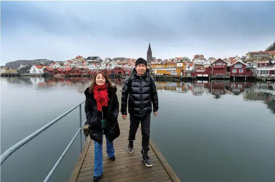  ?? Bild: Lasse Edwartz ?? Ett ungt par från Asien på promenad i i Fjällbacka i mars 2019 – innan det smittsamma viruset Corona hade blivit känt för världen.