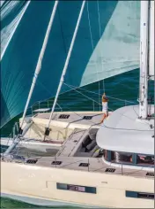  ??  ?? Depuis le salon de pont du flybridge, nous avons tous le loisir d’observer le skipper à la manoeuvre derrière l’un des deux postes de barre largement dotés en électroniq­ue, et aidé sur le pont avant par son ou ses équipiers.