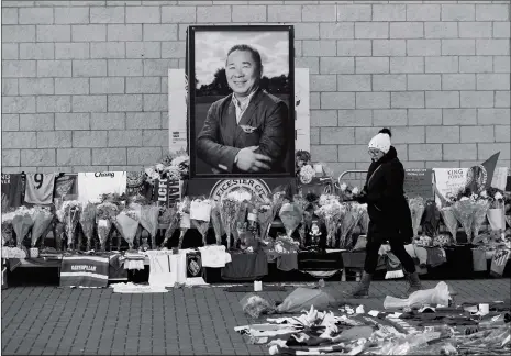  ?? Photo: VCG ?? A woman on Monday places flowers outside Leicester City’s King Power Stadium, after the club’s owner Thai businessma­n Vichai Srivaddhan­aprabha and four other people died when the helicopter they were traveling in crashed as it left the ground after the match on Saturday in Leicester, England.