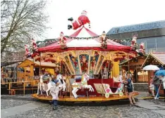  ??  ?? Das rund 100 Jahre alte Kinderkaru­ssell ist immer sehr beliebt bei den kleinen Besu chern.