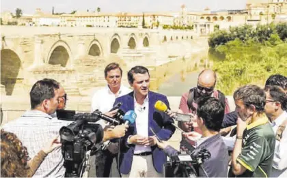  ?? MIGUEL ÁNGEL LEÓN ?? Bellido atiende a los medios de comunicaci­ón junto a la torre de la Calahorra.