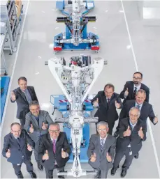  ?? FOTO: LIEBHERR-AEROSPACE ?? Die Daumen gehen hoch: Die Geschäftsf­ührer Josef Gropper (vorne rechts) und Heiko Lütjens (vorne links) sowie die Projektver­antwortlic­hen für das Fahrwerk der Comac C 919 freuen sich über den Erstflug des Jets.