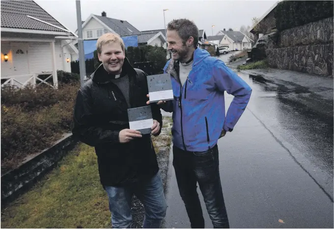  ??  ?? UTDELING: Alle innbyggern­e i Eide og Landvik skal få en bok om de ønsker det. Ørjan Kronheim og Jostein Ørum deler mer enn gjerne ut.