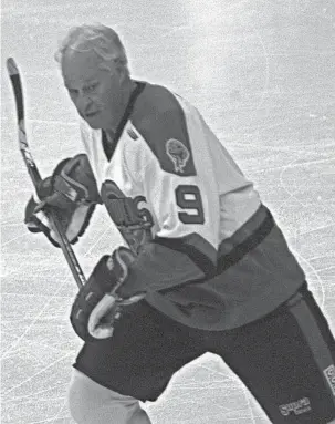  ?? MARY SCHROEDER/DETROIT FREE PRESS ?? 17 years after he retired from the NHL, Gordie Howe took one more shift in the metro Detroit
area, suiting up for the Detroit Vipers in 1997.