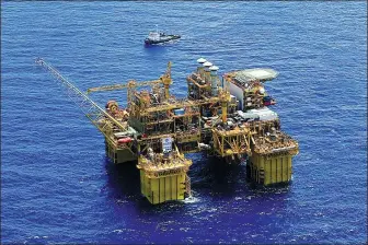  ?? PU XIAOXU / XINHUA ?? Deep Sea No 1, a semi-submersibl­e oil production and storage facility, is located in the waters off South China’s Hainan province.