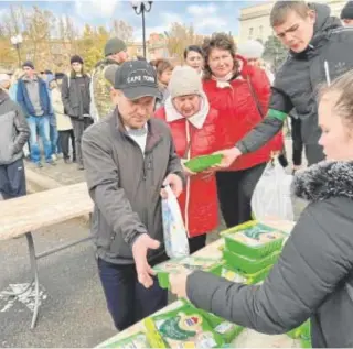  ?? // M. AYESTARAN ?? Ciudadanos de Jersón reciben ayuda humanitari­a