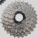  ??  ?? La cassette Ultegra est proposée en 14-28, une combinaiso­n très utile pour les plus jeunes mais qui fera aussi le bonheur de certains cyclosport­ifs !