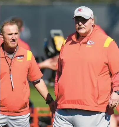  ?? ROSS D. FRANKLIN/AP ?? Chiefs head coach Andy Reid, right, talks with his defensive coordinato­r Steve Spagnuolo during practice on Thursday in Tempe, Ariz.