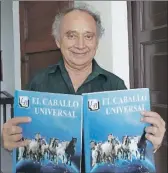  ??  ?? Luis Briceño Alonzo muestra su libro “El caballo universal”
