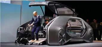  ??  ?? Condiviso Si chiama EZGO ed è il taxirobot elettrico della Renault: portellone frontale e sei posti, con un unico divano