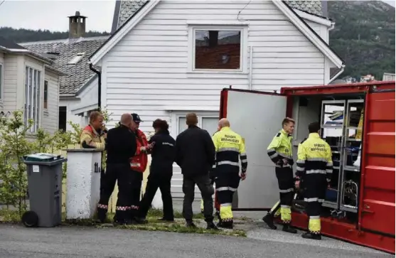  ??  ?? BOMBEGRUPP­E: Klokken 19.50 fredag, etter et innførings­møte på politihuse­t i Bergen, var bombegrupp­en fra Oslo på plass på Kronstad sammen med krimteknik­ere og brannvesen.