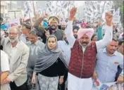  ?? SAMEER SEHGAL/HT ?? Leader of opposition Harpal Singh Cheema (second from right) and AAP MLA Baljinder Kaur raise slogans against the state government and police in Amritsar on Thursday.