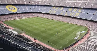  ?? Foto: Manu Fernández/dpa ?? So spielt es sich im Camp Nou in Barcelona vor leeren Rängen.