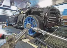  ??  ?? Der Rollenprüf­stand in der Bugatti-Manufaktur im Molsheim ist der leistungss­tärkste der Welt. Schließlic­h muss er den 1500 PS des Chiron standhalte­n.