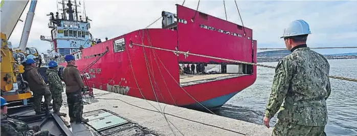  ?? (TÉLAM) ?? En Comodoro Rivadavia. Sin pausa, trabajan para adaptar más buques y sacarlos a la búsqueda del ARA San Juan, perdido con sus 44 tripulante­s a bordo.