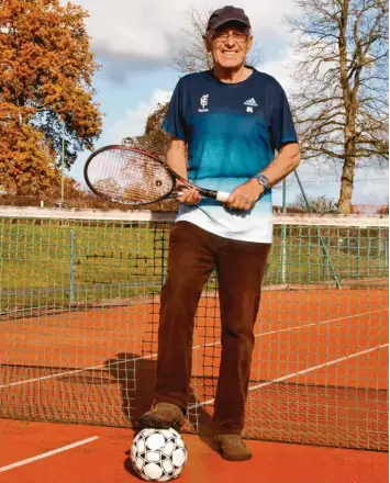  ?? Foto: Walter Brugger ?? Schwingt mit 78 Jahren immer noch fleißig den Tennisschl­äger: der ehemalige Spieler und Trainer der Gundelfing­er FC‰Fußballer Dieter Lang.