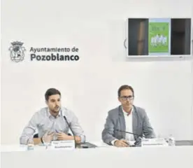  ?? RAFA SÁNCHEZ ?? Juan B. Escribano y el alcalde, Santiago Cabello, en la programaci­ón.