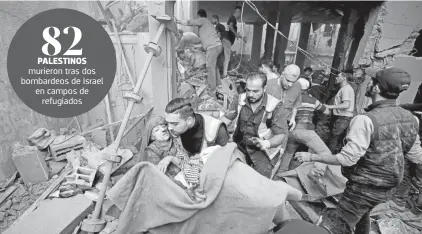  ?? ?? Civiles son rescatados entre los escombros de un edificio bombardead­o por Israel