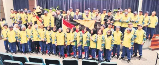  ??  ?? SELAMAT BERTANDING: tetamu lain. Abu Bakar (empat kanan, barisan tengah) menyerahka­n bendera kepada Zamahari (tiga kanan) sambil disaksikan Azmi (enam kanan) dan