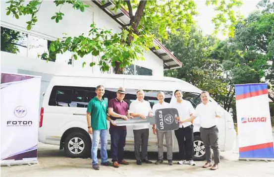  ?? PHOTOGRAPH­S COURTESY OF FOTON PH ?? ACCEPTING the brand-new Traveller van were (from left) PATAFA secretary general Edward Kho, Philippine Racing Commission chairman Reli de Leon, and PATAFA president Terry Capistrano from UAAGI chairman Rommel Sytin, UAAGI marketing manager Timothy Sytin and Foton Philippine­s general manager Levy Santos.