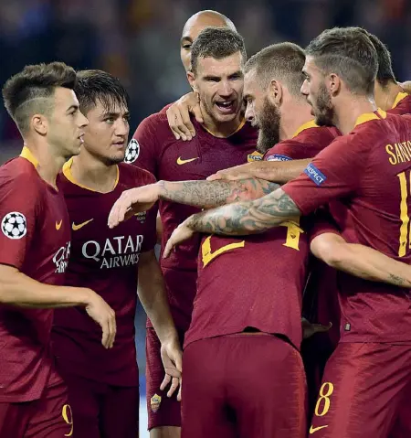  ??  ?? Gruppo La festa dei gialloross­i dopo uno dei due gol di Dzeko contro il Cska Mosca ieri all’Olimpico