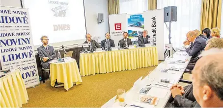  ?? O budoucnost­i pardubický­ch podniků diskutoval­i podnikatel­é s hejtmanem Martinem Netolickým (druhý zleva). FOTO R. KALHOUS ?? Konference vydavatels­tví MAFRA.