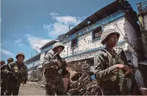  ??  ?? Soldiers on patrol in Marawi on Wednesday.