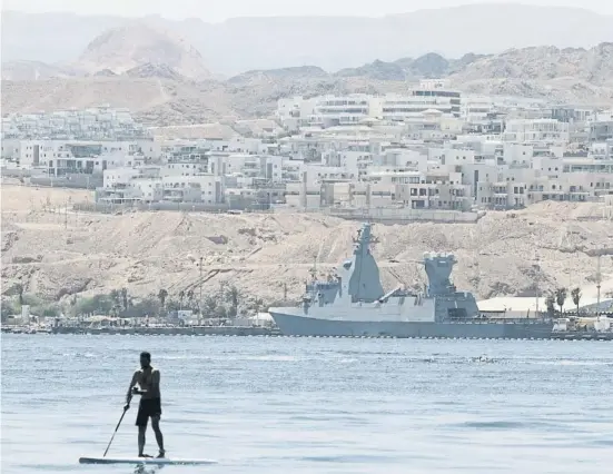  ?? ABIR SULTAN / EFE ?? Una corbeta Sa’ar 6 de la Marina israelí, de fabricació­n alemana, ayer en el puerto de Eilat, en la costa israelí del mar Rojo