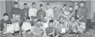  ??  ?? TAHNIAH: Awla (belakang empat kiri) bersama tetamu jemputan lain merakam kenangan bersama pemenang anugerah yang diadakan, baru-baru ini.