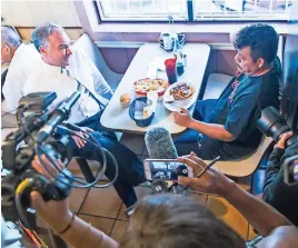  ??  ?? Tim Kaine, candidato a la vicepresid­encia en el equipo de Hillary Clinton, platicó esta semana con clientes y trabajador­es en el restaurant­e Chapala Mexican en Austin