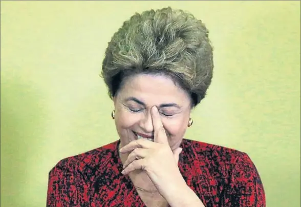  ?? UESLEI MARCELINO / REUTERS ?? Una sonriente Dilma Rousseff comentó el sorprenden­te giro del proceso durante un acto en Brasilia con estudiante­s y profesores