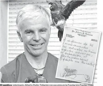  ?? ARCHIVO LA NUEVA. ?? El médico veterinari­o Alberto Pedro Tellarini con susus aves enenlala Fundación Puedes Volar.