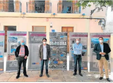  ?? DIARIO DE ALMERÍA ?? Francisco Checa, Manuel Guzmán, Juan Antonio Muñoz Muñoz y Francisco Alonso con paneles de la exposición.